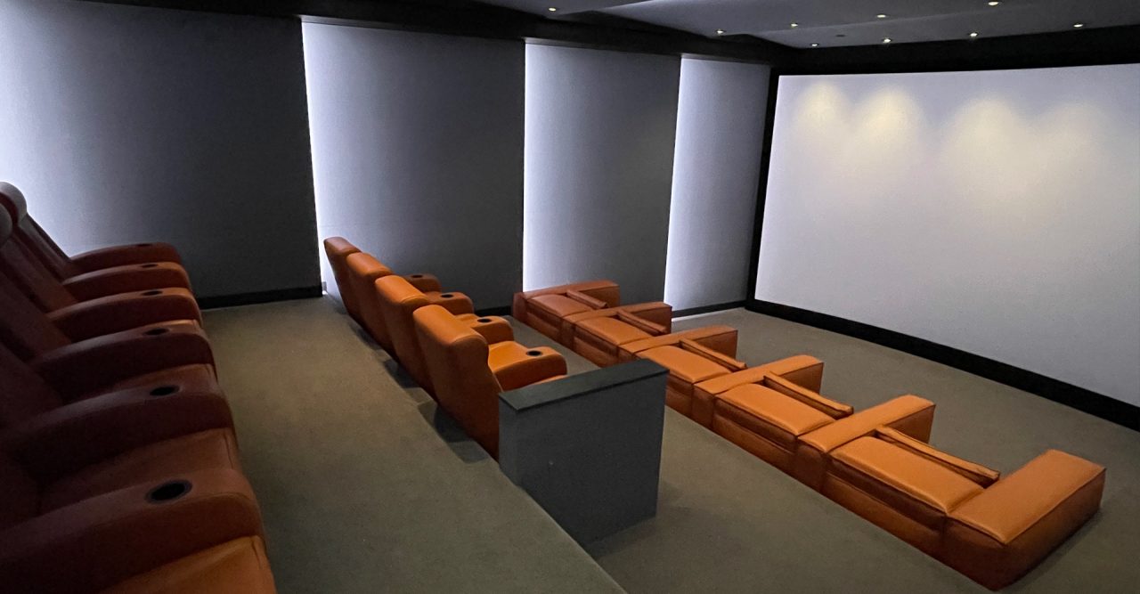 Luxury screening room Four Seasons Los Angeles Cineak seating