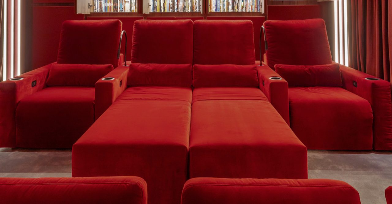 Red daybeds in Home cinema Cineak